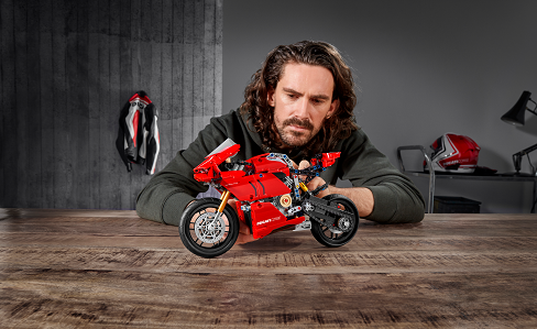 LEGO Technic 42107 Ducati Panigale V4 R LEGO Technic 42107 Ducati Panigale V4 R