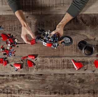 LEGO Technic 42107 Ducati Panigale V4 R LEGO Technic 42107 Ducati Panigale V4 R