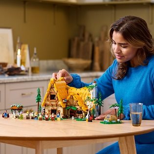 LEGO® Disney Princess™ 43242 Chalúpka Snehulienky a siedmich trpaslíkov
