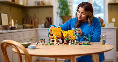 LEGO® Disney Princess™ 43242 Chalúpka Snehulienky a siedmich trpaslíkov