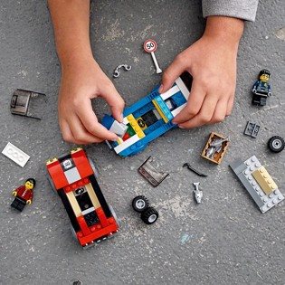 LEGO City Police 60242 Police Highway Arrest LEGO City Police 60242 Police Highway Arrest