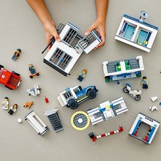 LEGO City Police 60246 Police Station LEGO City Police 60246 Policejní stanice