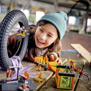LEGO City 60293 Stunt Training Park