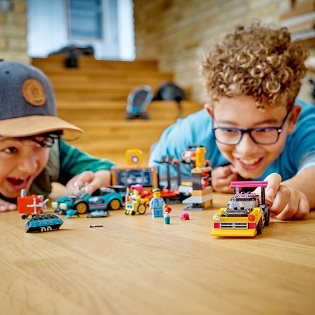 LEGO® City 60389 Tuning Workshop