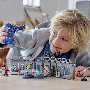 LEGO Super Heroes 76125 Iron Man Hall of Armor LEGO Super Heroes 76125 Iron Man Hall of Armor