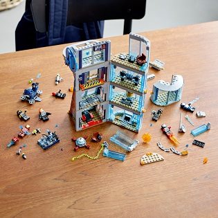LEGO Super Heroes 76166 Avengers Tower Battle 