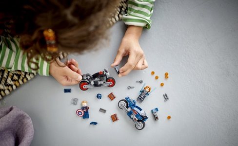 LEGO Marvel 76260 Black Widow a Captain America na motorkách