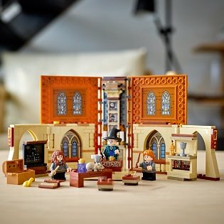 LEGO Harry Potter 76382 Magic Moments from Hogwarts: An hour of transformation 