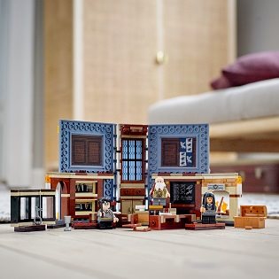 LEGO Harry Potter 76385 Magic Moments from Hogwarts: An hour of magic formulas