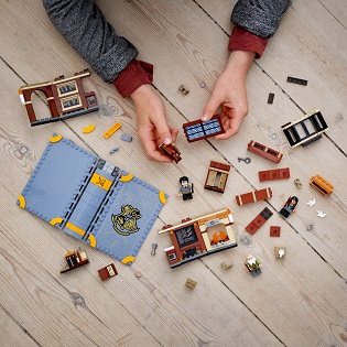 LEGO Harry Potter 76385 Magic Moments from Hogwarts: An hour of magic formulas