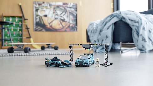  LEGO Speed Champions 76898 Formula E Panasonic Jaguar Racing GEN2 car & Jaguar I-PACE eTROPHY