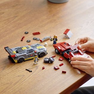 LEGO Speed Champions 76903 Chevrolet Corvette C8.R and 1968 Chevrolet Corvette