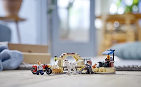 LEGO Jurassic World 76945 Atrociraptor: motorcycle chase