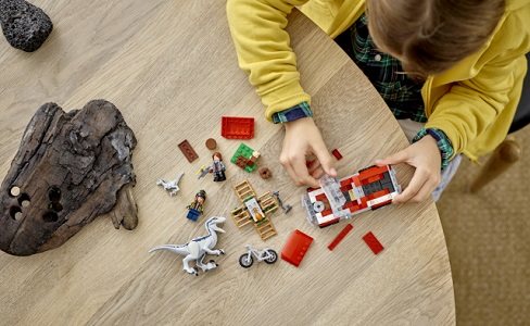 LEGO Jurassic World 76946 Catching the Velociraptors Blue and Beta LEGO Jurassic World 76946 Catching the Velociraptors Blue and Beta