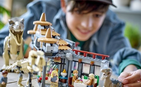 LEGO Jurassic World 76961 Visitor Centre: attack of the T-rex and raptor