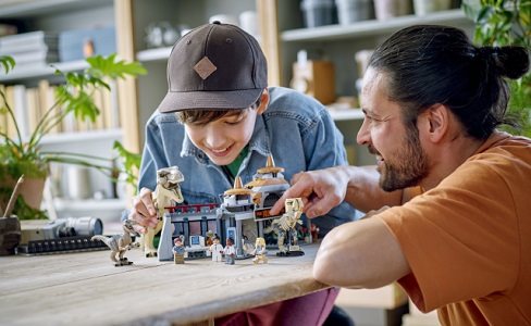 LEGO Jurassic World 76961 Visitor Centre: attack of the T-rex and raptor