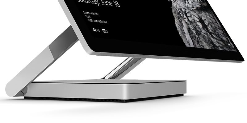 Základna ukrývá hardware a konektory