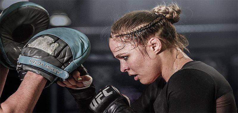 Vytvořte si tým až pěti bojovníků a soutěžte online v režimu UFC Ultimate team