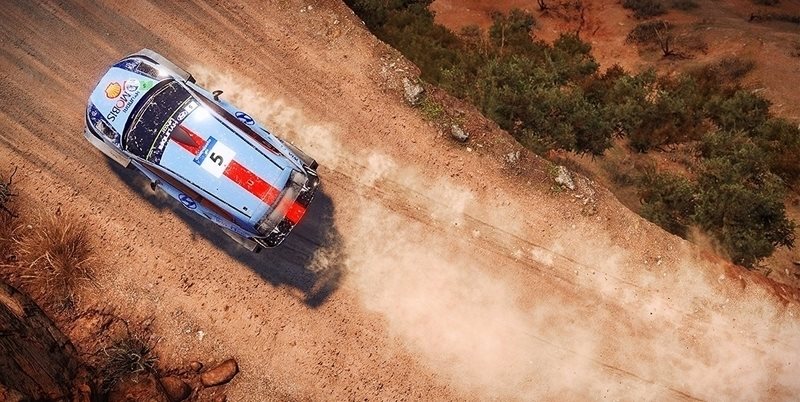 Ať už je to asfalt, štěrk, sníh nebo hlína, na všem se auto chová úplně jinak. WRC 7 - různá prostředí dodávají rozmanitost