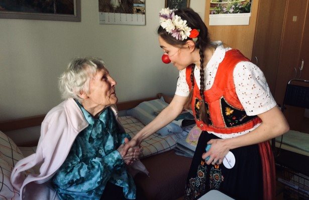 Zdravotní klaun pomáhá smíchuplně hospitalizovaným dětem i seniorům 