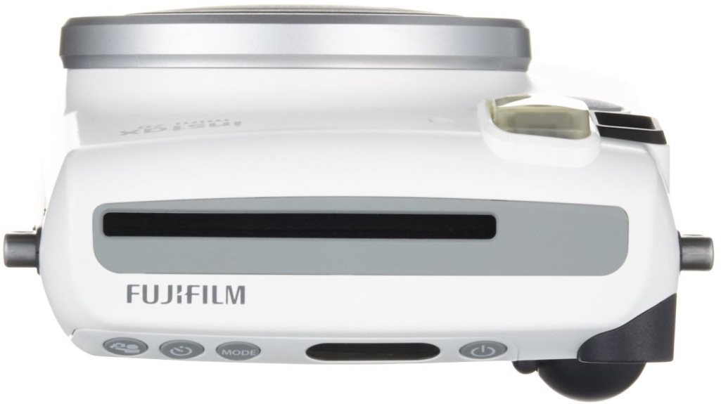 Fujifilm Instax Mini 70 Krátce po vyfocení vyjede snímek z postranního otvoru