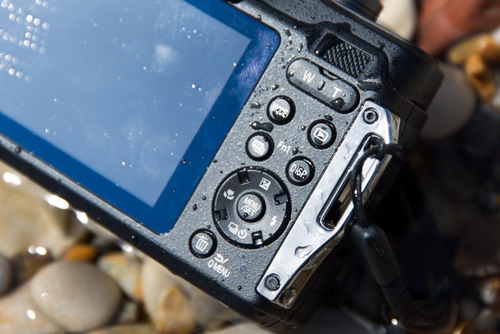 Pohodlné rozložení tlačítek fotoaparátu Kompaktní fotoaparát Panasonic Lumix FT7 černý