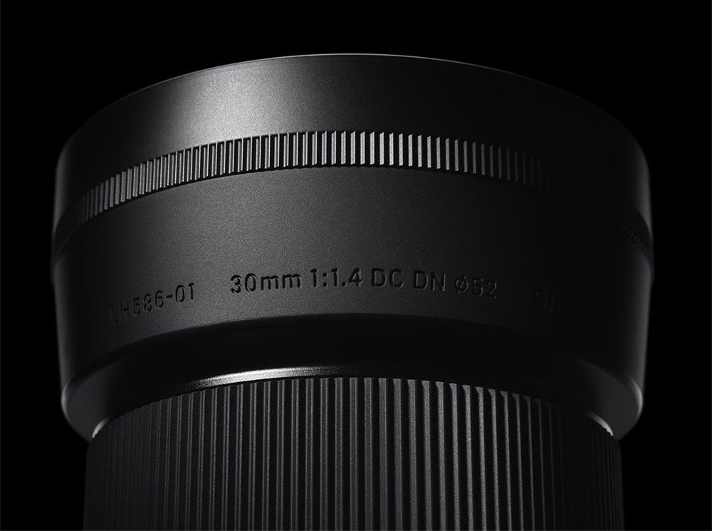 Detail of the top of the lens Detail vrchní části objektivu Objektiv SIGMA 30mm F/1.4 DC DN Contemporary Sony