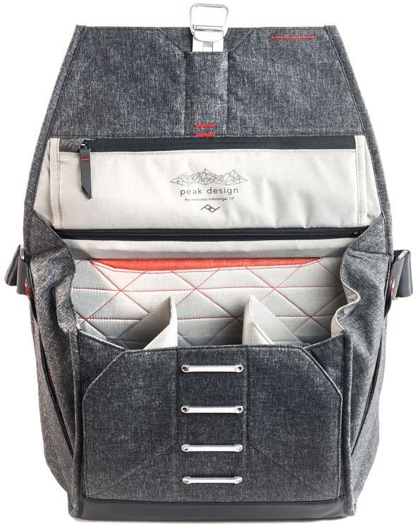 Přední kapsy Peak Design Everyday Messenger se dají zvětšin nebo zmenšit tak, aniž by brašna ztratila tvar