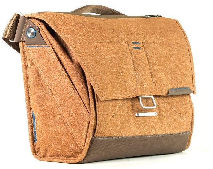 Přední kapsy Peak Design Everyday Messenger se dají zvětšit nebo zmenšit tak, aniž by brašna ztratila tvar
