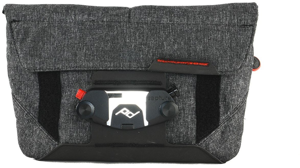 Peak Design Field Pouch Peak Design Field Pouch obsahuje také magnetický klip pro přicvaknutí fotoaparátu