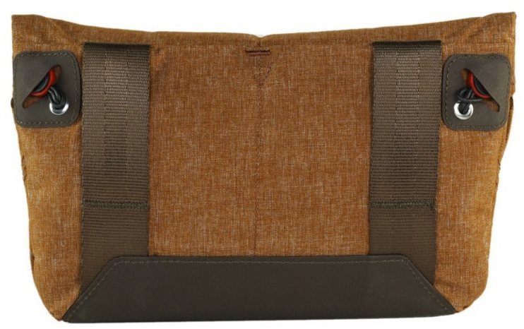 Peak Design Field Pouch Na brašnu Peak Design Field Pouch můžete připevnit ramenní popruh