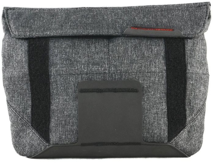 Peak Design Field Pouch Suché zipy a měkký látkový materiál umožňují brašnu rolovat a přizpůsobovat její velikost