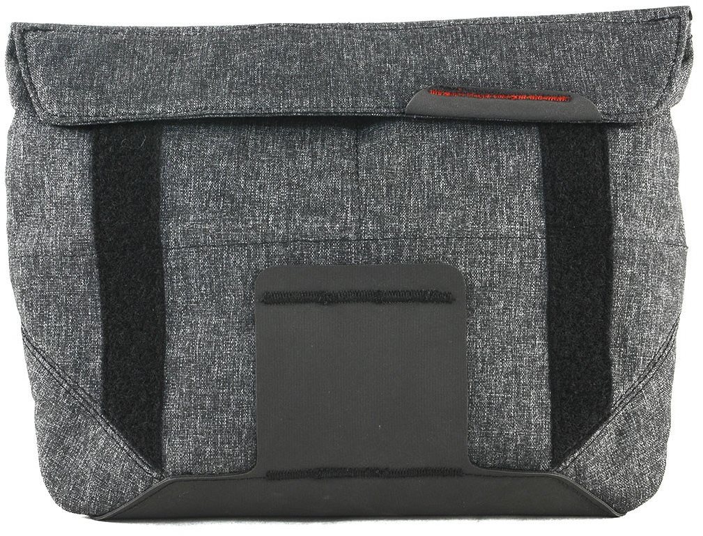 Peak Design Field Pouch Suché zipy a měkký látkový materiál umožňuje brašnu rolovat a přizpůsobovat její velikost