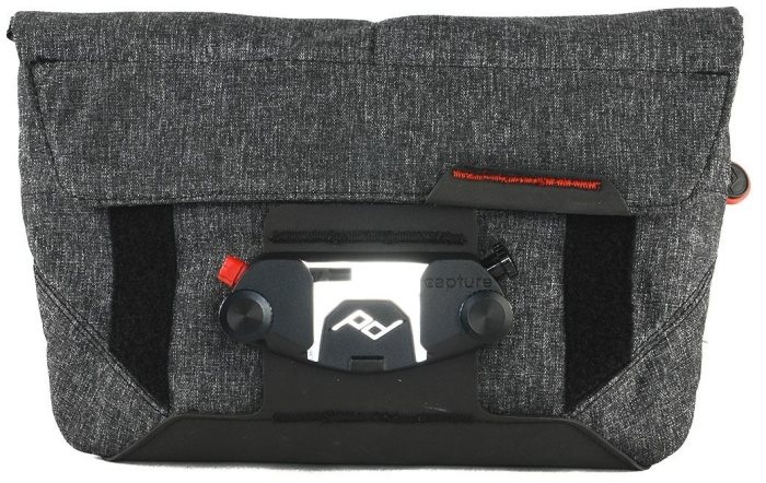 Peak Design Field Pouch Peak Design Field Pouch obsahuje také magnetický klip pro přicvaknutí fotoaparátu