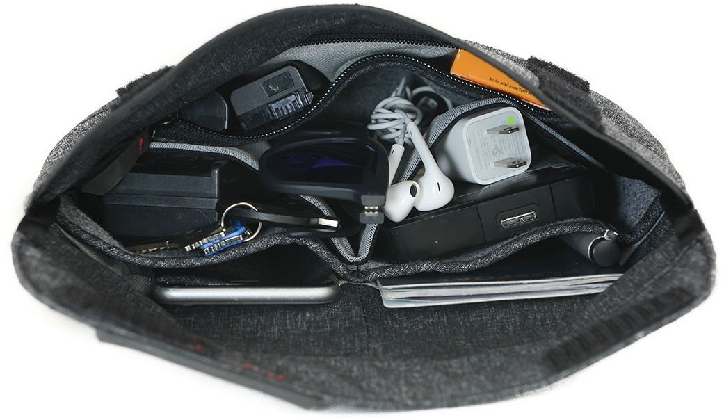 Peak Design Field Pouch Do vnítřních kapes uložíte objektiv, nabíječku, kabely a jiné drobné příslušenství