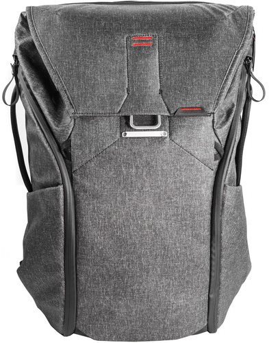 Peak Design Everyday Backpack Turning on the backpack is solved by a reliable magnetic buckle