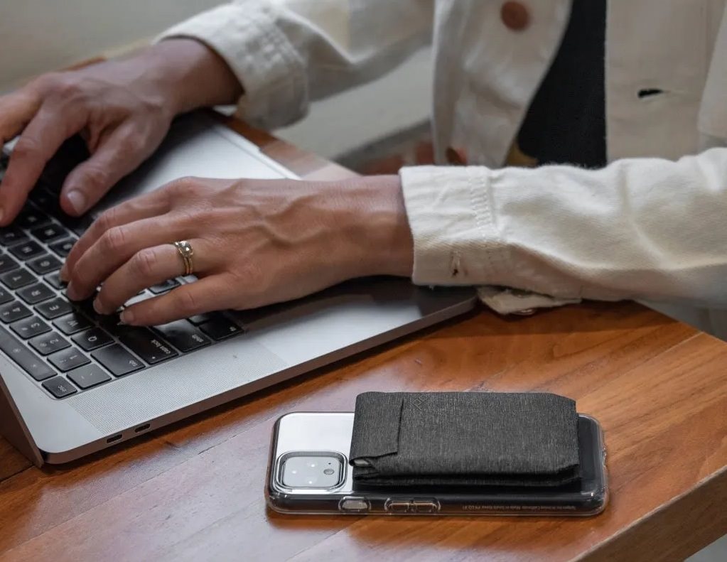 Peak Design Universal Adapter Charcoal mobile phone holder