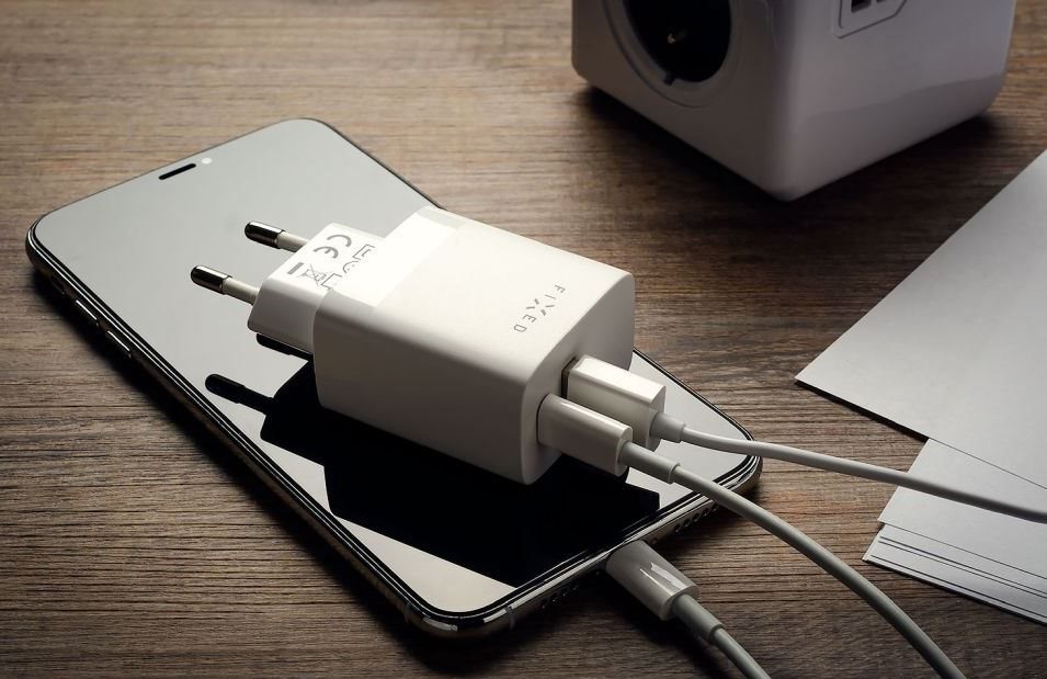FIXED mains charger with USB-C and USB