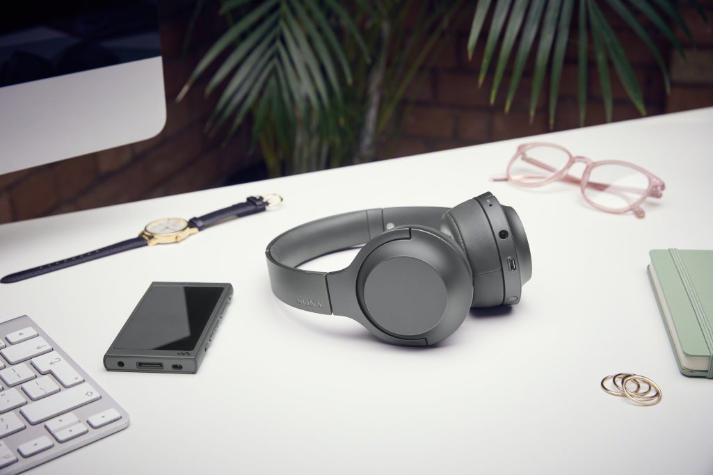 Sluchátka Sony Hi-Res WH-H800 mají minimalistický design