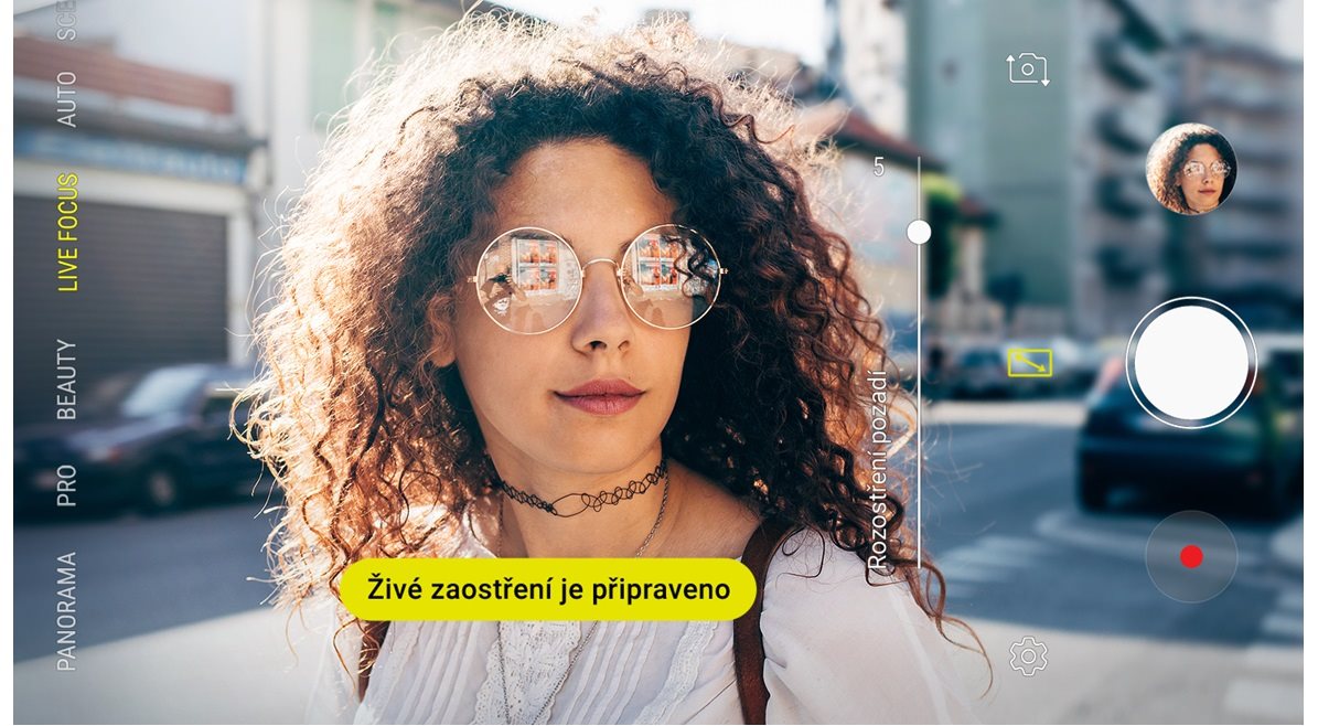 Tři objektivy Samsung Galaxy A7 Dual SIM