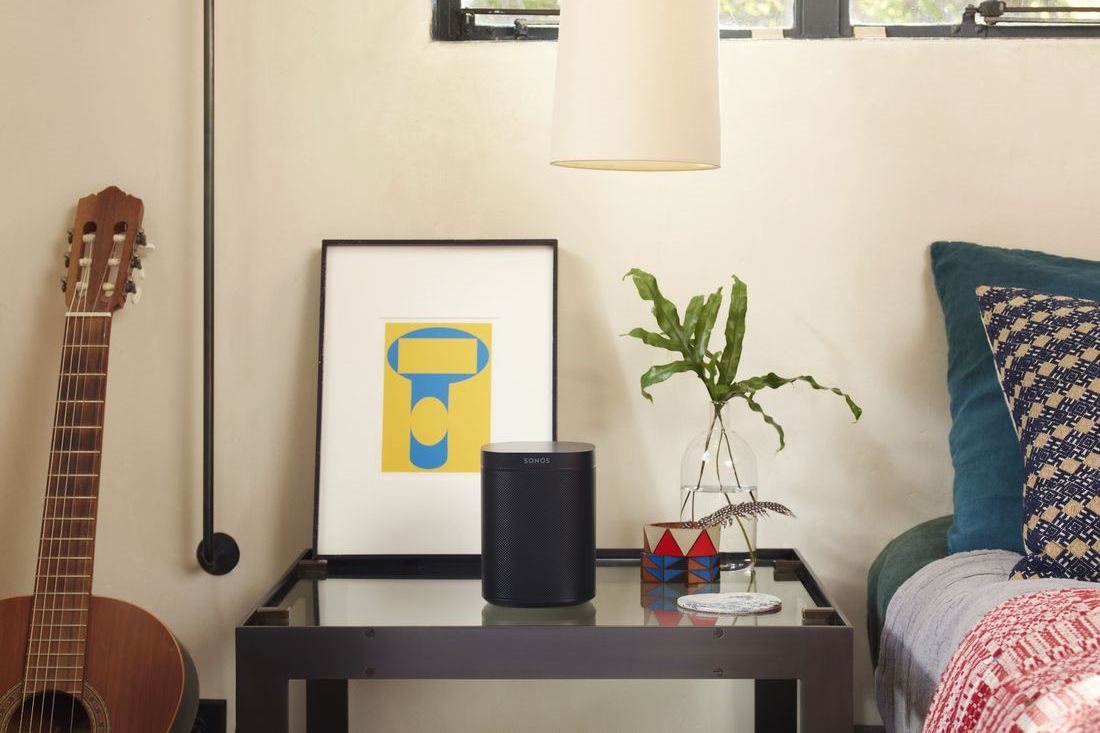 Krásny doplnok na váš nočný stolík Reproduktor Sonos One černý