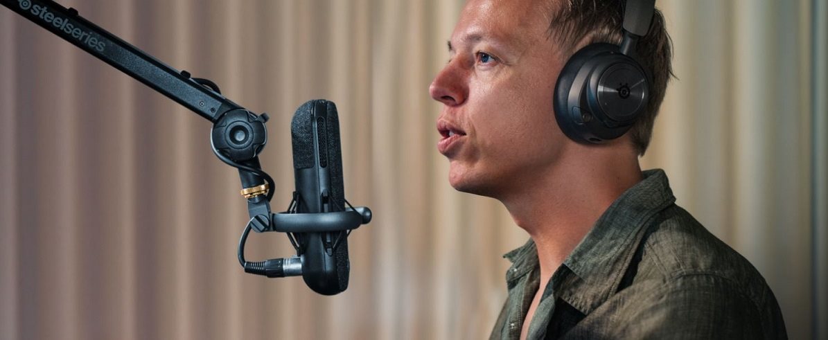 SteelSeries Alias Pro microphone