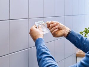 Háček Tesa Nalepovací hřebík na dlaždice a kov Háček Tesa Nalepovací hřebík na dlaždice a kov