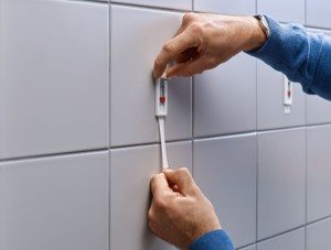 Tesa Nastavitelný nalepovací šroub na dlaždice a kov 3kg