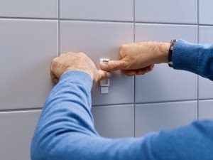 Tesa Nastavitelný nalepovací šroub na dlaždice a kov 3kg
