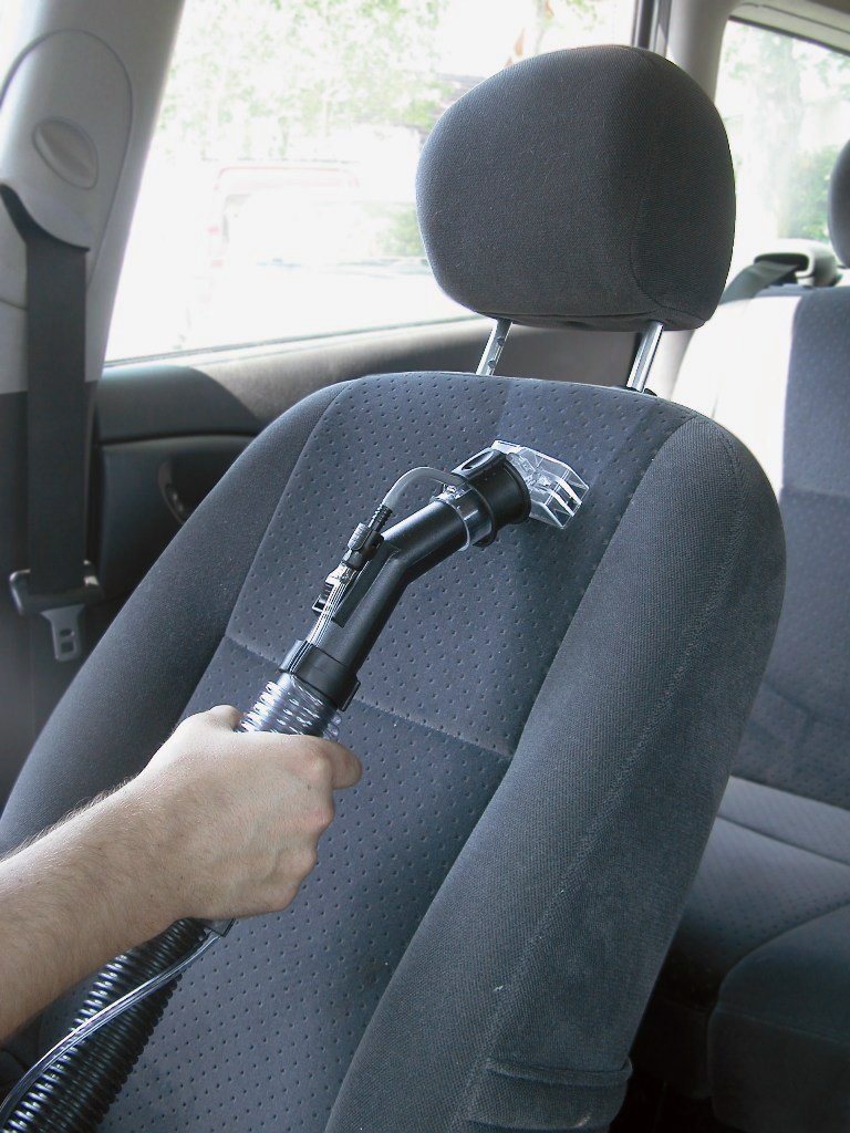 Vysavač si také poradí s údržbou čalouněných autosedaček