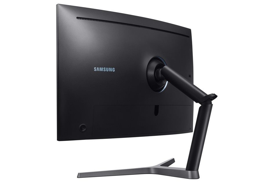 Pohled na stojan se dvěma klouby Monitor Samsung C32HG70 s dvojkloubový stojanem