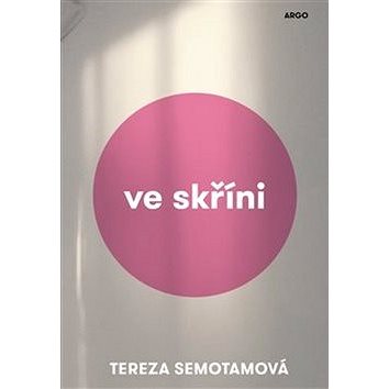 

Ve skříni
