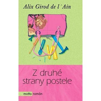 

Z druhé strany postele