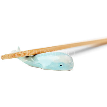 

Made In Japan Oblázek na odložení hůlek Whale, modrý, keramika